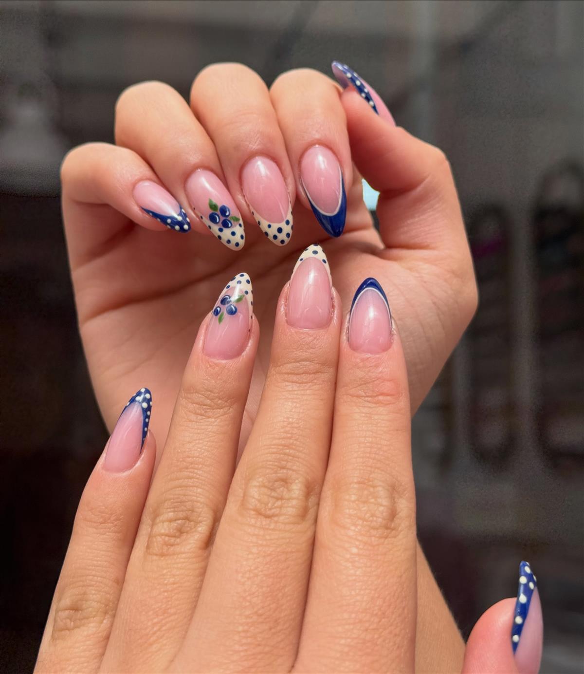 Uñas nude con flores y líneas azules