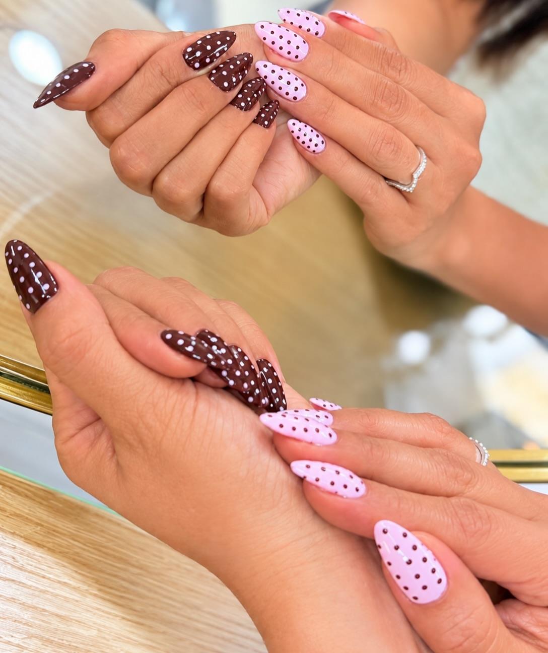 Uñas chocolate y rosa con puntos