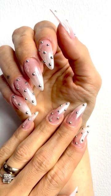 Uñas almendra rosa con puntos