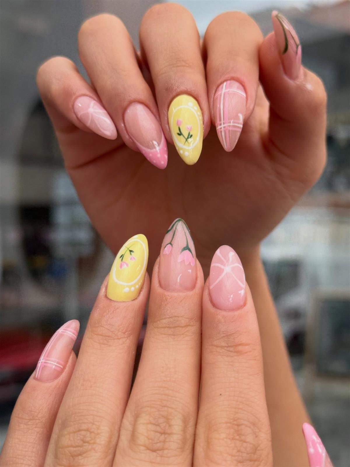 Uñas rosa nude con flores amarillas
